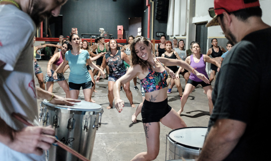 Danza afro con m&uacute;sica en vivo